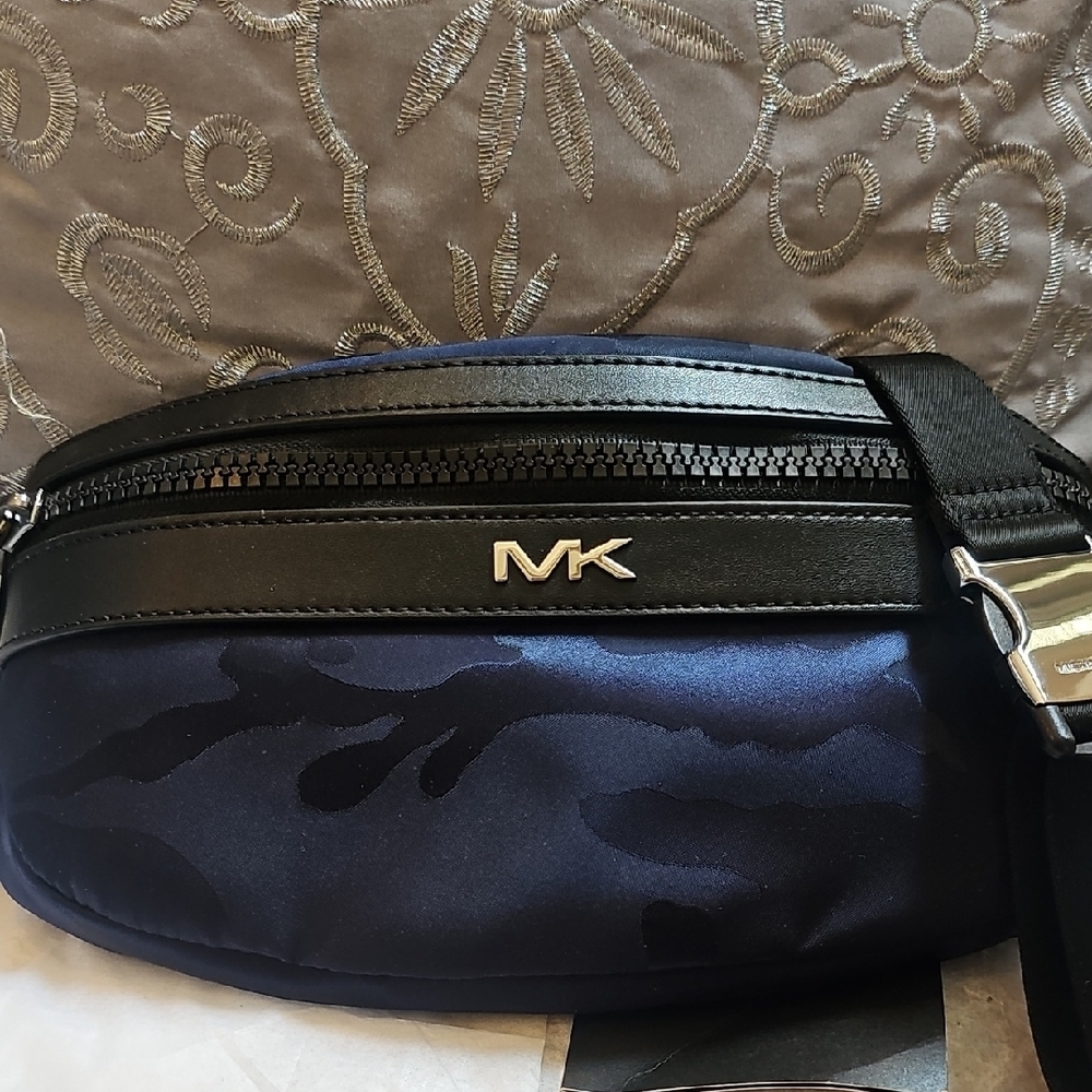 Michael Kors Black and Blue Unisex Fanny Pack - Picture 2 of 8